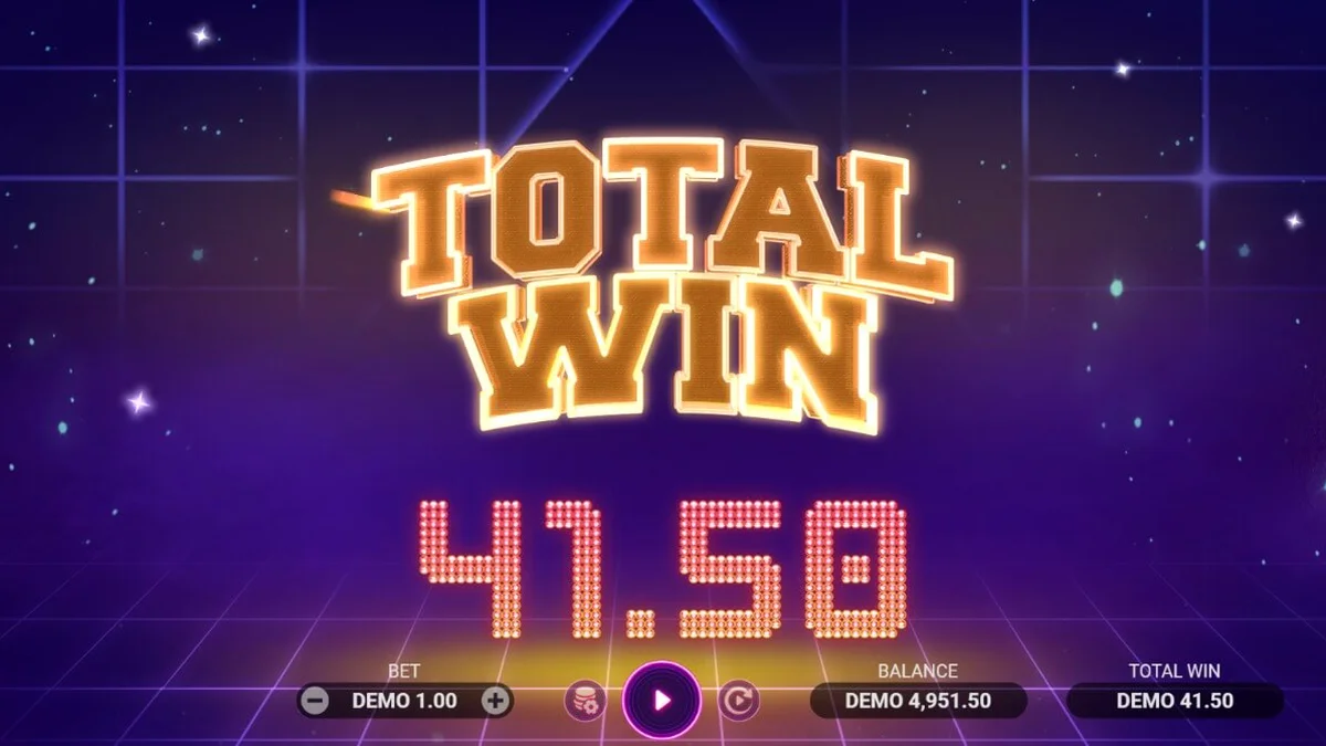Tampilan visual futuristik dan retro dari slot Luck Reactor oleh Evoplay